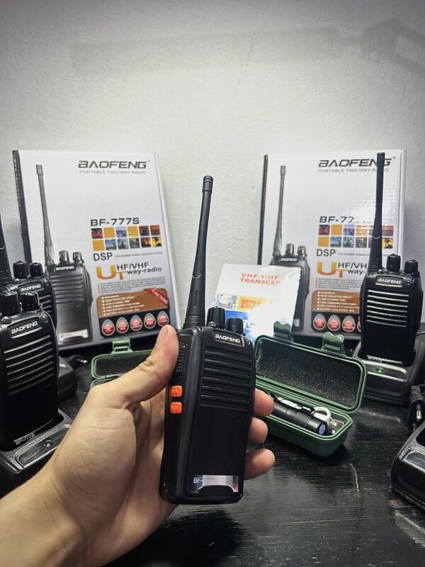 Combo 2 Cajas: 4 Walkie Talkies + 2 Linternas