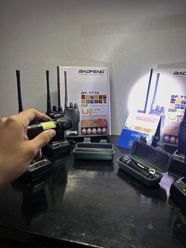 Combo 2 Cajas: 4 Walkie Talkies + 2 Linternas